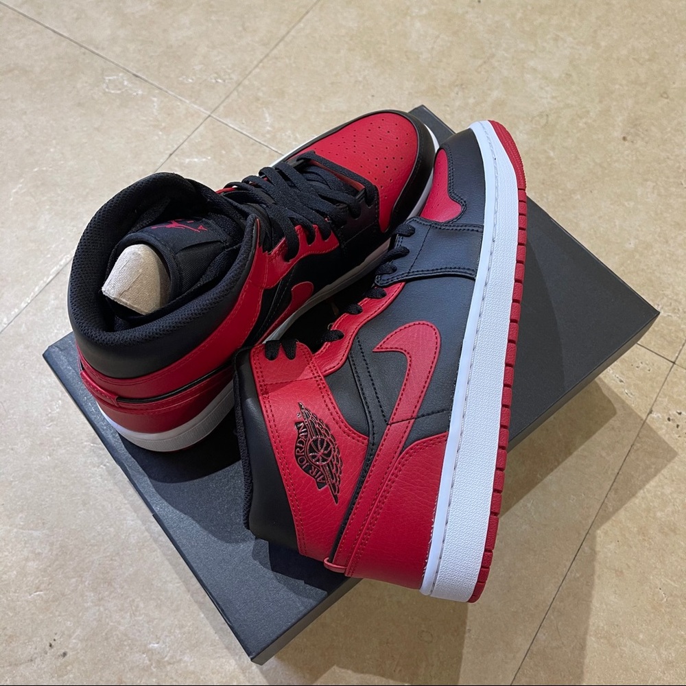 Air Jordan 1 Mid “Banned” Classic Red/Black Men’s - Picture 5 of 9